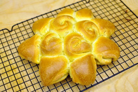 Pane Rosa Ricamo