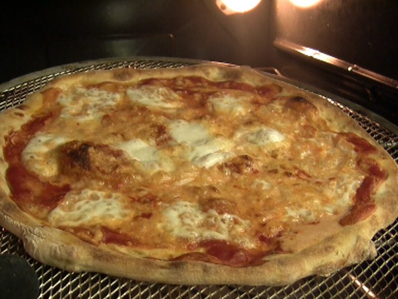 pizza forno a legna durante la cottura