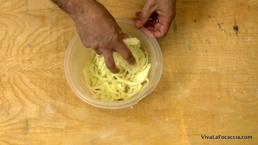 Ricetta Focaccia Genovese Morbida - Preparazione Cipolle