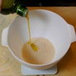 Aggiungere l'olio alla ciotola
