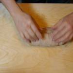 Uomo impasta sul tavolo da lavoro