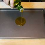 Versare l'olio sulla teglia