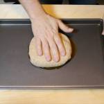 Uomo mette l'impasto sulla teglia