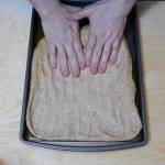 Uomo schiaccia un impasto ben lievitato