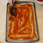 condire la pizza con pomodoro