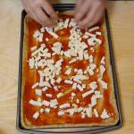 Uomo aggiunge mozzarella