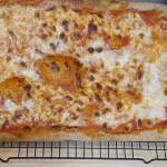 Pizza con farina integrale appena uscita dal forno