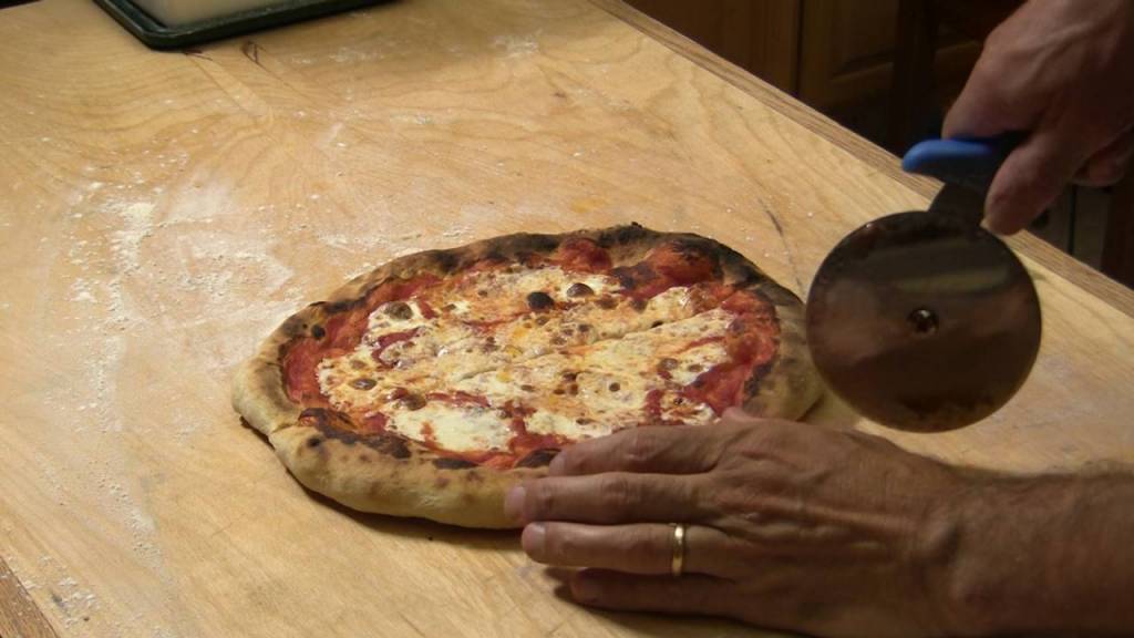Ricetta pizza napoletana semplice: pizza su un tavolo di legno